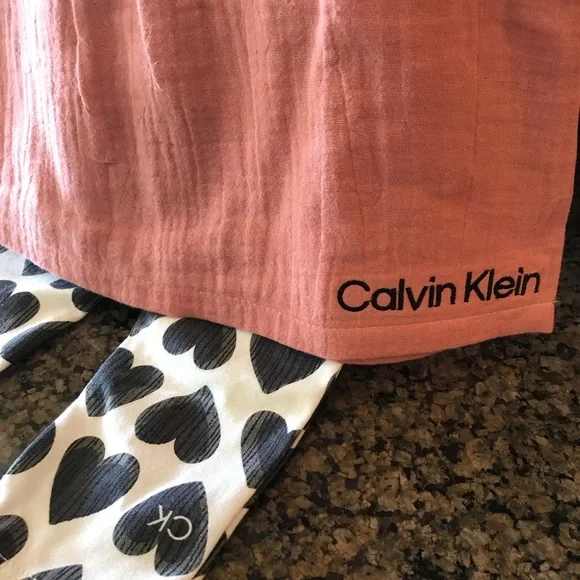 Calvin Klein 2 piece set.  Heart leggings sand top. Baby clothes NWT size 18M - Picture 4 of 9